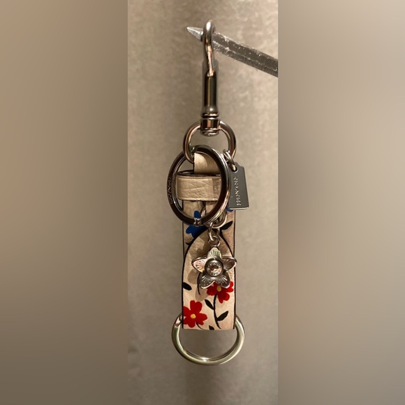 Nwot Coach Floral Printed Pebbled Leather Key Fob/ Charm Dust Bag Included - Picture 2 of 6